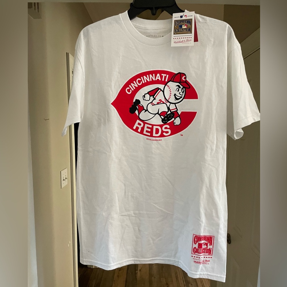 Mitchell and Ness men’s size medium reds t shirt